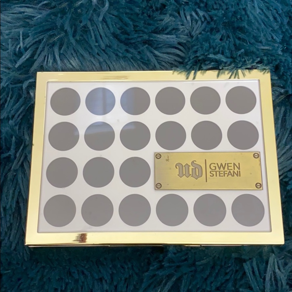 Gwen Stefani x Urban Decay shadows